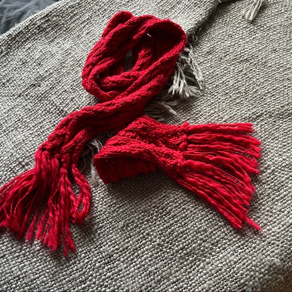 Red Hand-Made Winter Scarf - Picture 2 of 4